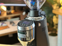 Mazzer Major V Electronic Black – installed grinder view